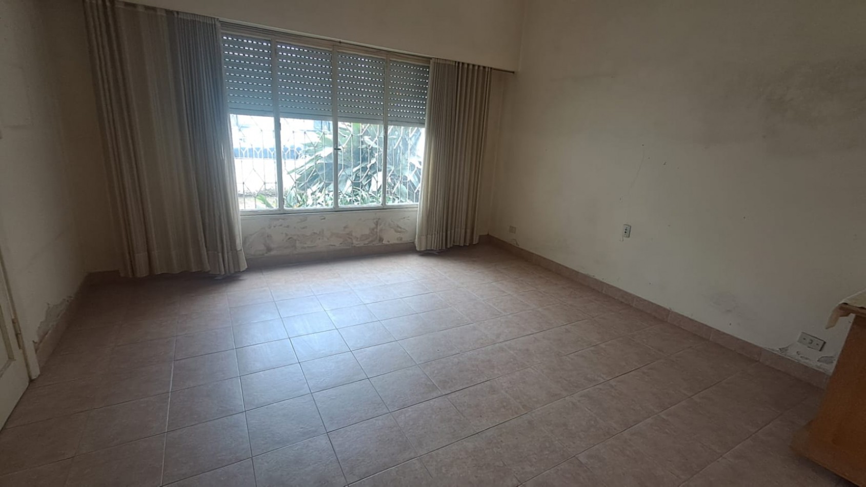 CASA 4 AMB, 3 DORMITORIOS CON JARDIN , PATIO PARQUIZADO, COCHERA CUBIERTA, 2 BAÑOS Y TERRAZA CON CUARTO GUARDA UTILES REF. 941