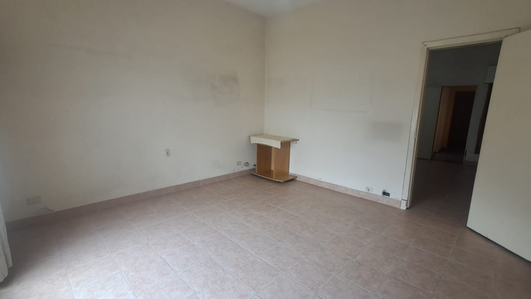 CASA 4 AMB, 3 DORMITORIOS CON JARDIN , PATIO PARQUIZADO, COCHERA CUBIERTA, 2 BAÑOS Y TERRAZA CON CUARTO GUARDA UTILES REF. 941
