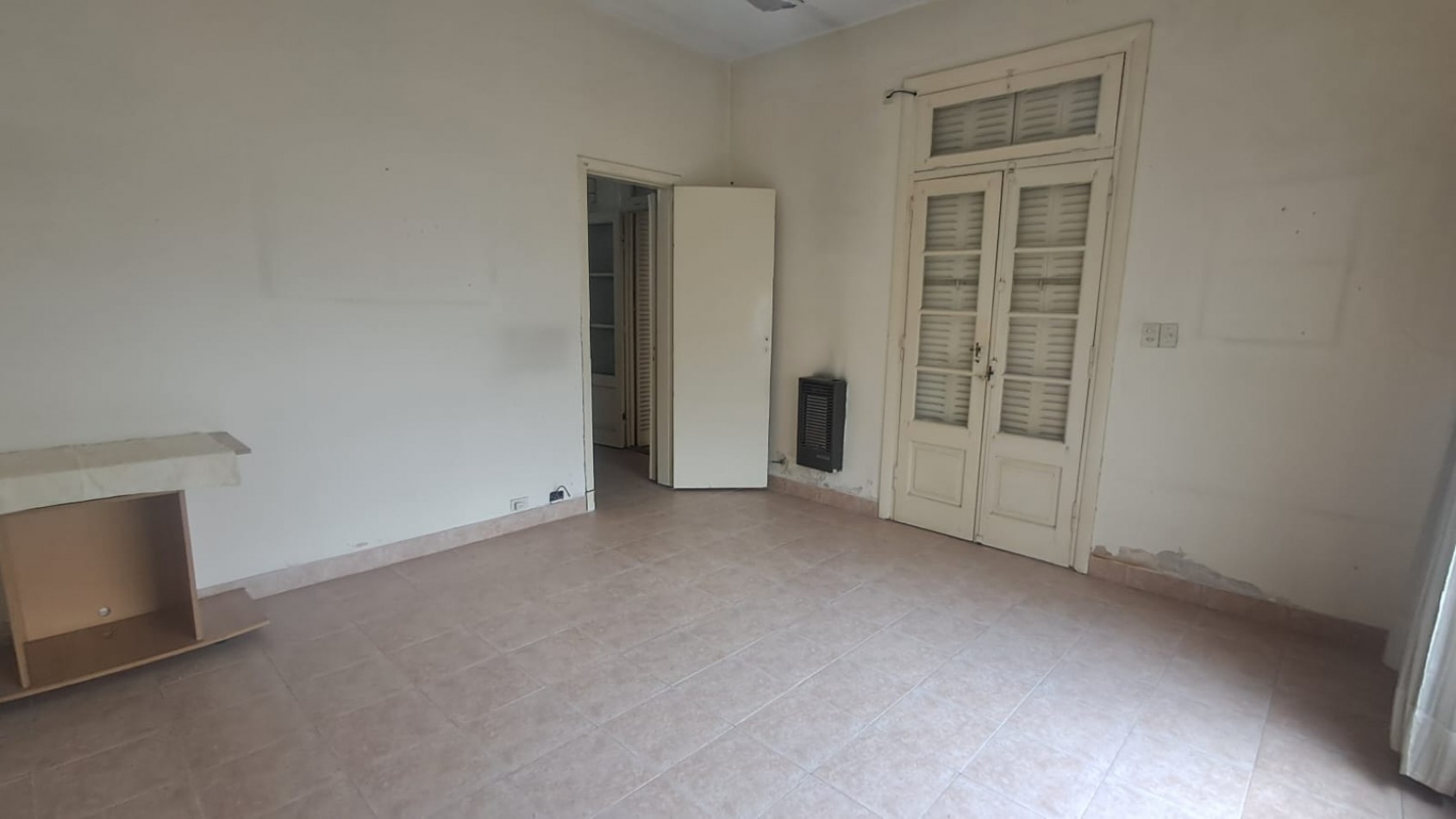 CASA 4 AMB, 3 DORMITORIOS CON JARDIN , PATIO PARQUIZADO, COCHERA CUBIERTA, 2 BAÑOS Y TERRAZA CON CUARTO GUARDA UTILES REF. 941