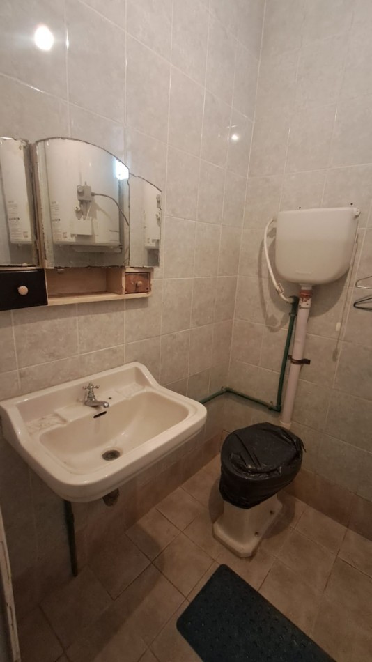 CASA 4 AMB, 3 DORMITORIOS CON JARDIN , PATIO PARQUIZADO, COCHERA CUBIERTA, 2 BAÑOS Y TERRAZA CON CUARTO GUARDA UTILES REF. 941