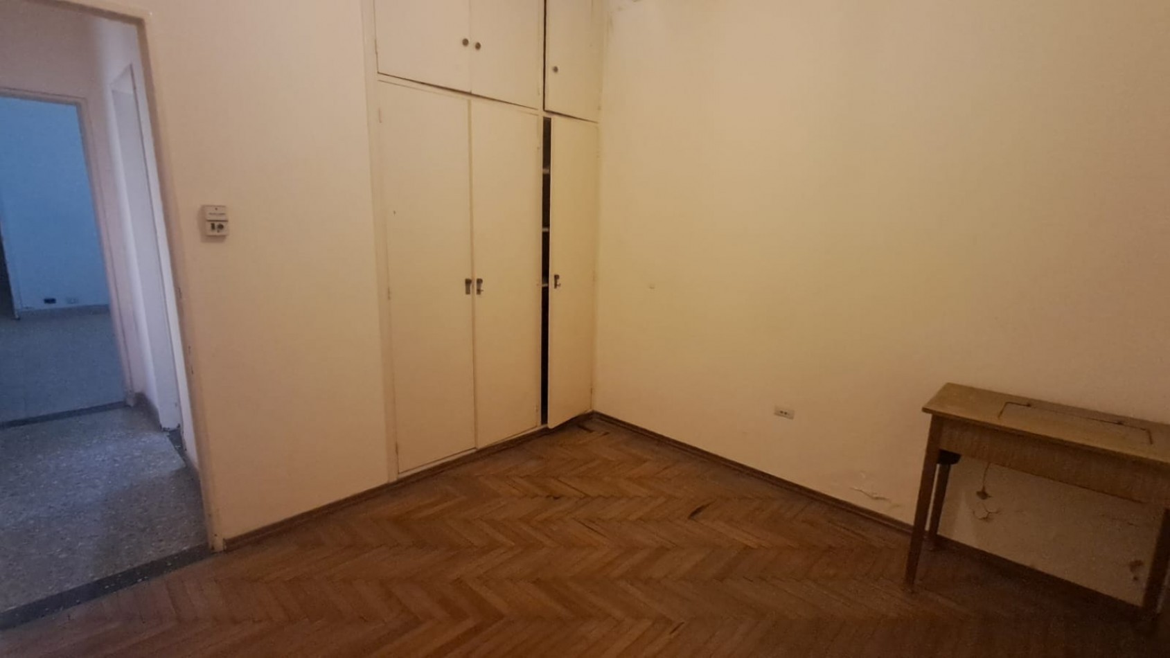 CASA 4 AMB, 3 DORMITORIOS CON JARDIN , PATIO PARQUIZADO, COCHERA CUBIERTA, 2 BAÑOS Y TERRAZA CON CUARTO GUARDA UTILES REF. 941