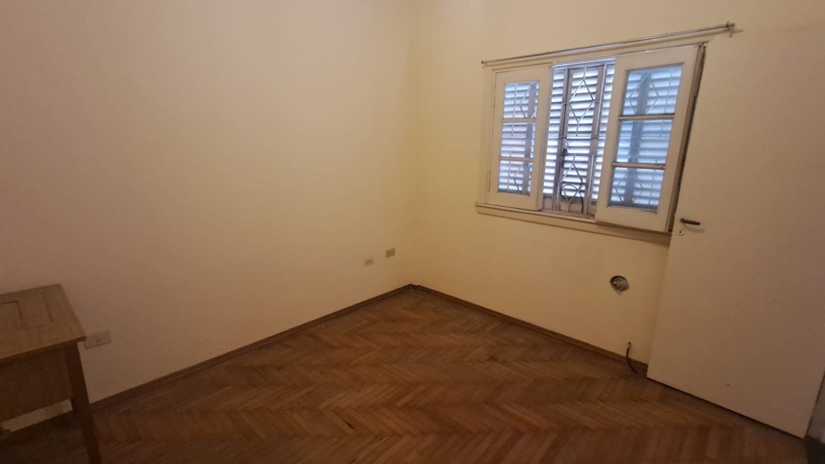 CASA 4 AMB, 3 DORMITORIOS CON JARDIN , PATIO PARQUIZADO, COCHERA CUBIERTA, 2 BAÑOS Y TERRAZA CON CUARTO GUARDA UTILES REF. 941