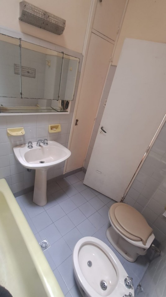 CASA 4 AMB, 3 DORMITORIOS CON JARDIN , PATIO PARQUIZADO, COCHERA CUBIERTA, 2 BAÑOS Y TERRAZA CON CUARTO GUARDA UTILES REF. 941