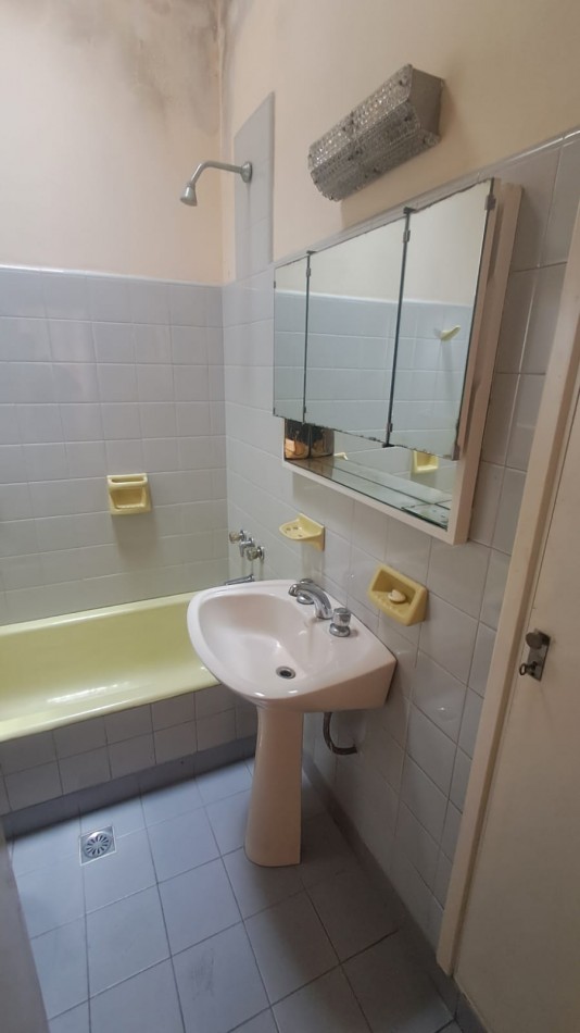CASA 4 AMB, 3 DORMITORIOS CON JARDIN , PATIO PARQUIZADO, COCHERA CUBIERTA, 2 BAÑOS Y TERRAZA CON CUARTO GUARDA UTILES REF. 941