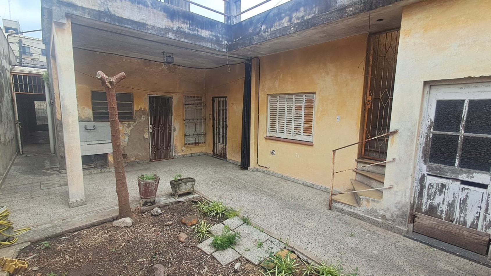 CASA 4 AMB, 3 DORMITORIOS CON JARDIN , PATIO PARQUIZADO, COCHERA CUBIERTA, 2 BAÑOS Y TERRAZA CON CUARTO GUARDA UTILES REF. 941
