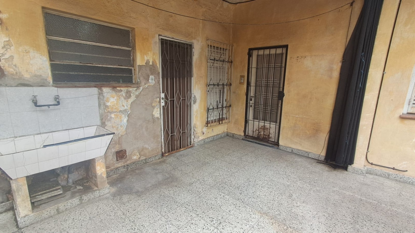 CASA 4 AMB, 3 DORMITORIOS CON JARDIN , PATIO PARQUIZADO, COCHERA CUBIERTA, 2 BAÑOS Y TERRAZA CON CUARTO GUARDA UTILES REF. 941