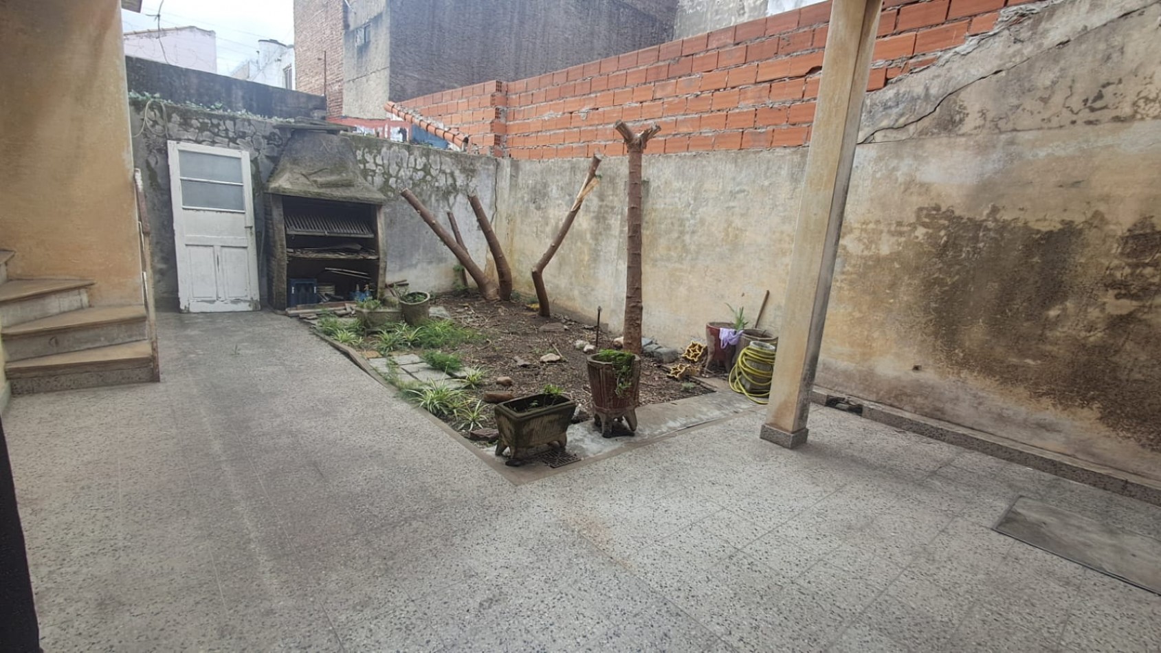 CASA 4 AMB, 3 DORMITORIOS CON JARDIN , PATIO PARQUIZADO, COCHERA CUBIERTA, 2 BAÑOS Y TERRAZA CON CUARTO GUARDA UTILES REF. 941