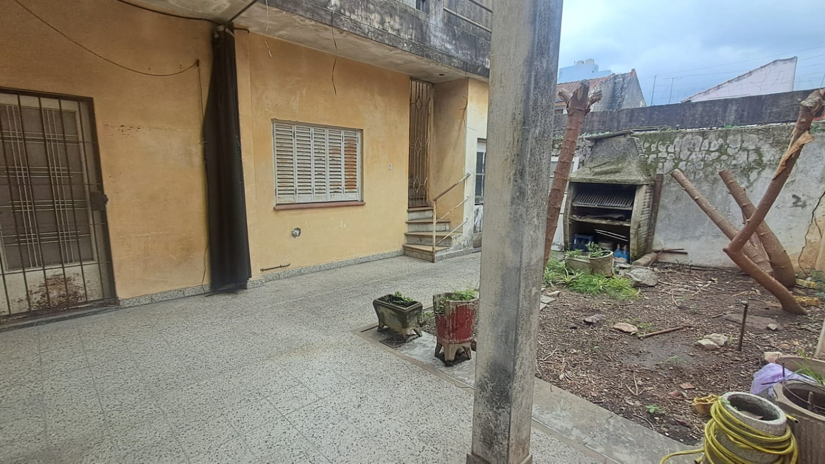 CASA 4 AMB, 3 DORMITORIOS CON JARDIN , PATIO PARQUIZADO, COCHERA CUBIERTA, 2 BAÑOS Y TERRAZA CON CUARTO GUARDA UTILES REF. 941