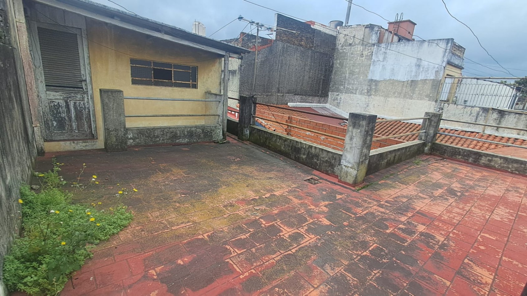 CASA 4 AMB, 3 DORMITORIOS CON JARDIN , PATIO PARQUIZADO, COCHERA CUBIERTA, 2 BAÑOS Y TERRAZA CON CUARTO GUARDA UTILES REF. 941