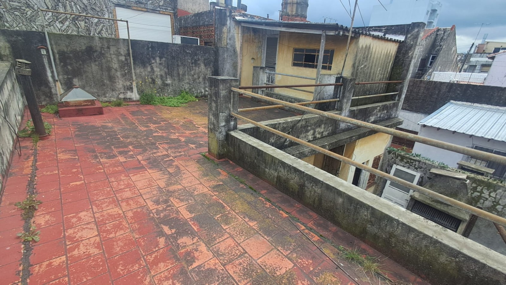 CASA 4 AMB, 3 DORMITORIOS CON JARDIN , PATIO PARQUIZADO, COCHERA CUBIERTA, 2 BAÑOS Y TERRAZA CON CUARTO GUARDA UTILES REF. 941