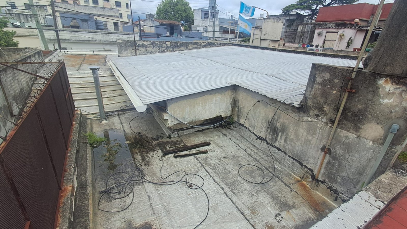 CASA 4 AMB, 3 DORMITORIOS CON JARDIN , PATIO PARQUIZADO, COCHERA CUBIERTA, 2 BAÑOS Y TERRAZA CON CUARTO GUARDA UTILES REF. 941