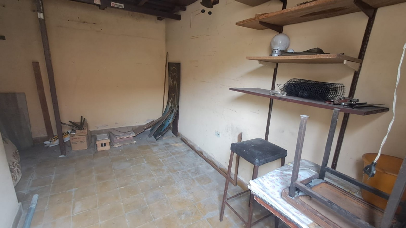 CASA 4 AMB, 3 DORMITORIOS CON JARDIN , PATIO PARQUIZADO, COCHERA CUBIERTA, 2 BAÑOS Y TERRAZA CON CUARTO GUARDA UTILES REF. 941
