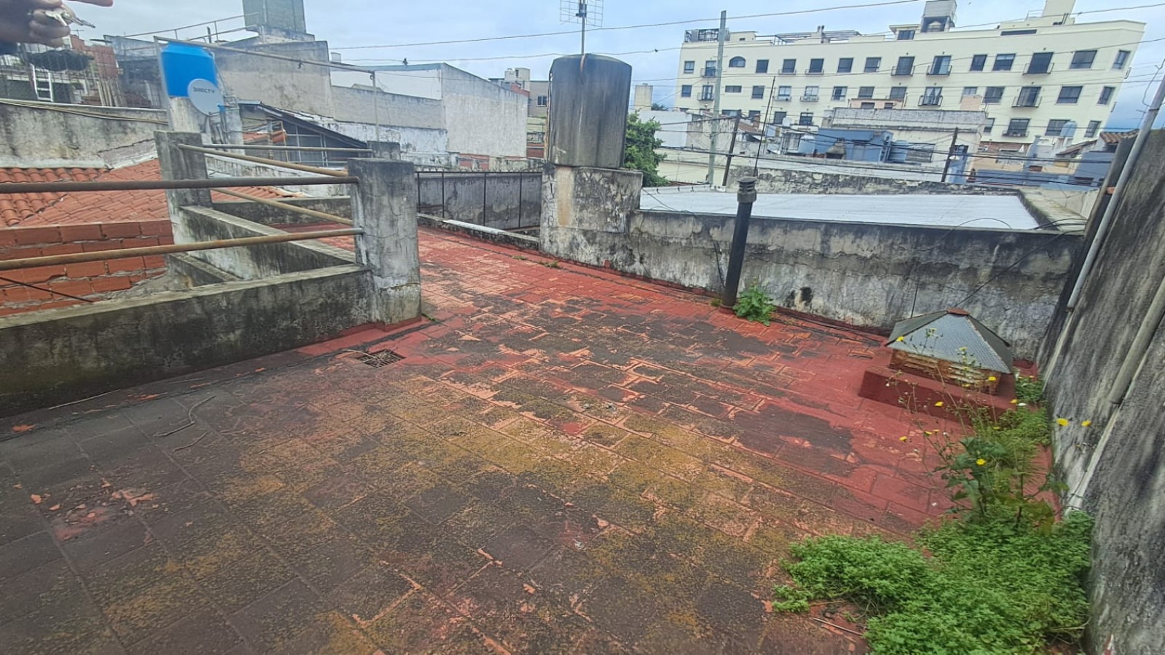 CASA 4 AMB, 3 DORMITORIOS CON JARDIN , PATIO PARQUIZADO, COCHERA CUBIERTA, 2 BAÑOS Y TERRAZA CON CUARTO GUARDA UTILES REF. 941