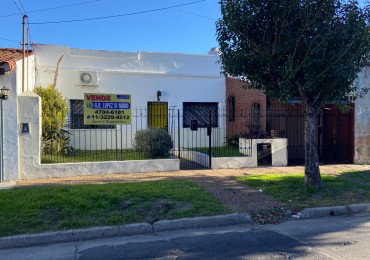 CASA 4 AMB CON JARDIN, PILETA, GARAGE CUBIERTO PARA VARIOS AUTOS Y LAVADERO CUBIERTO