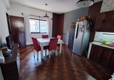 CASA 4 AMB CON PARQUE C/PILETA, QUINCHO, TERRAZA, GARAGE PASANTE CUB/SEMICUB Y GALPON REF.803/937