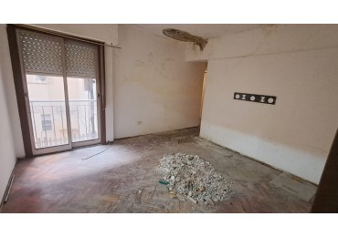 DEPTO 2 AMB CON BALCON FRANCES INTERNO - A REFACCIONAR - REF. 852