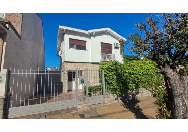CASA 5 AMB CON 4 DORMITORIOS, LIVING, COMEDOR, COCINA, JARDIN , GARAGE PASANTE Y FONDO PARQUIZADO.REF.866