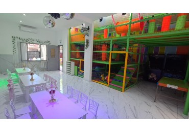 SALON DE FIESTA CON PATIO, PARRILLA Y QUINCHO.REF.868
