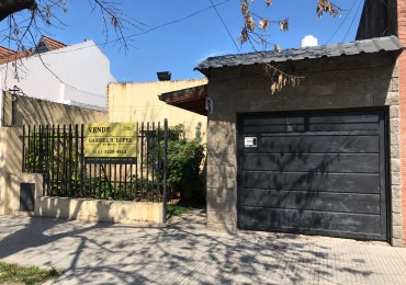  CASA IDEAL PARA 2 FAMILIAS, CASA AL FRENTE 3 AMB CON JARDIN Y GARAGE CUBIERTO/PASANTE Y CASA AL FONDO 5 AMB CON PATIO. REF.936